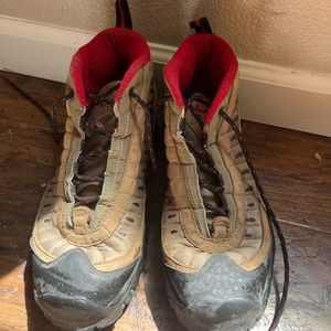 Nike ACG women’s shoes sz 10